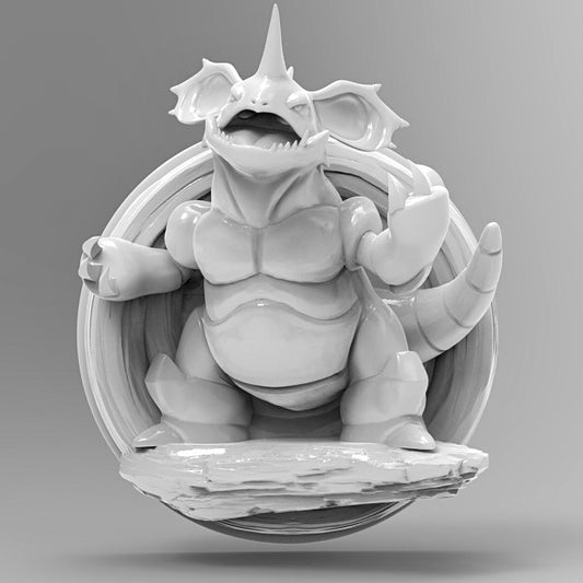 3D printed Nidoking wall decor showing the fierce Pokémon mid-roar, emerging from a circular rock-textured mount with detailed muscles, spiked ears, and powerful arms raised.